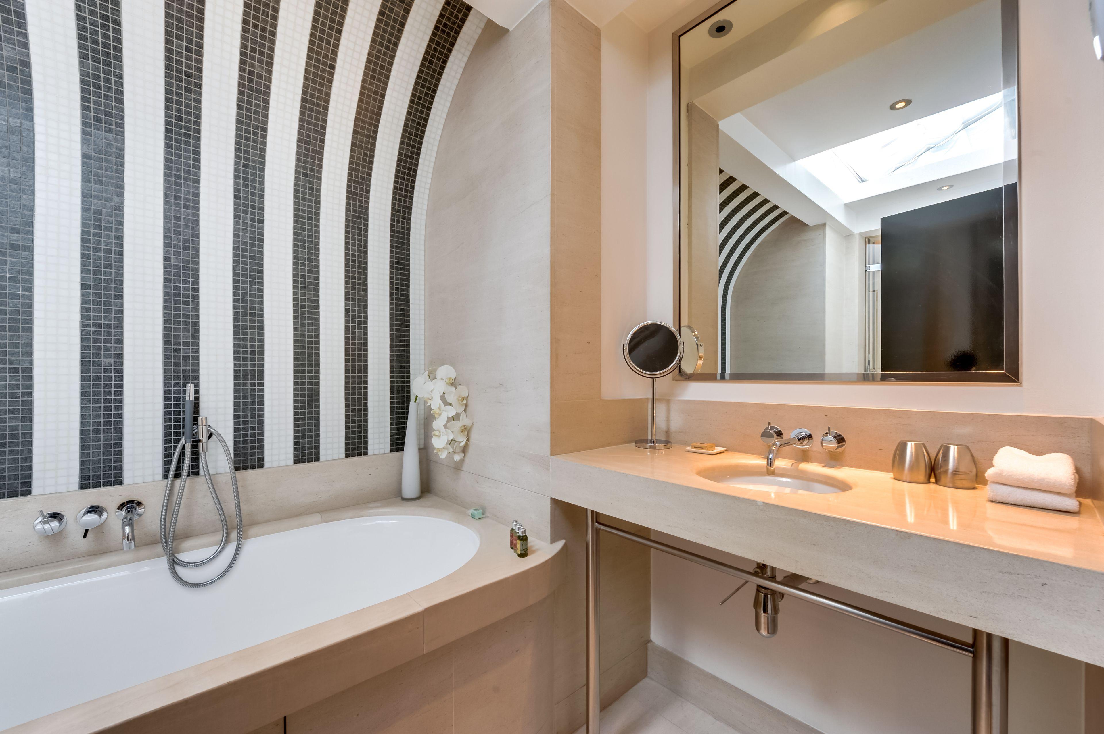 Le A - Champs-elysees Hotel 4*