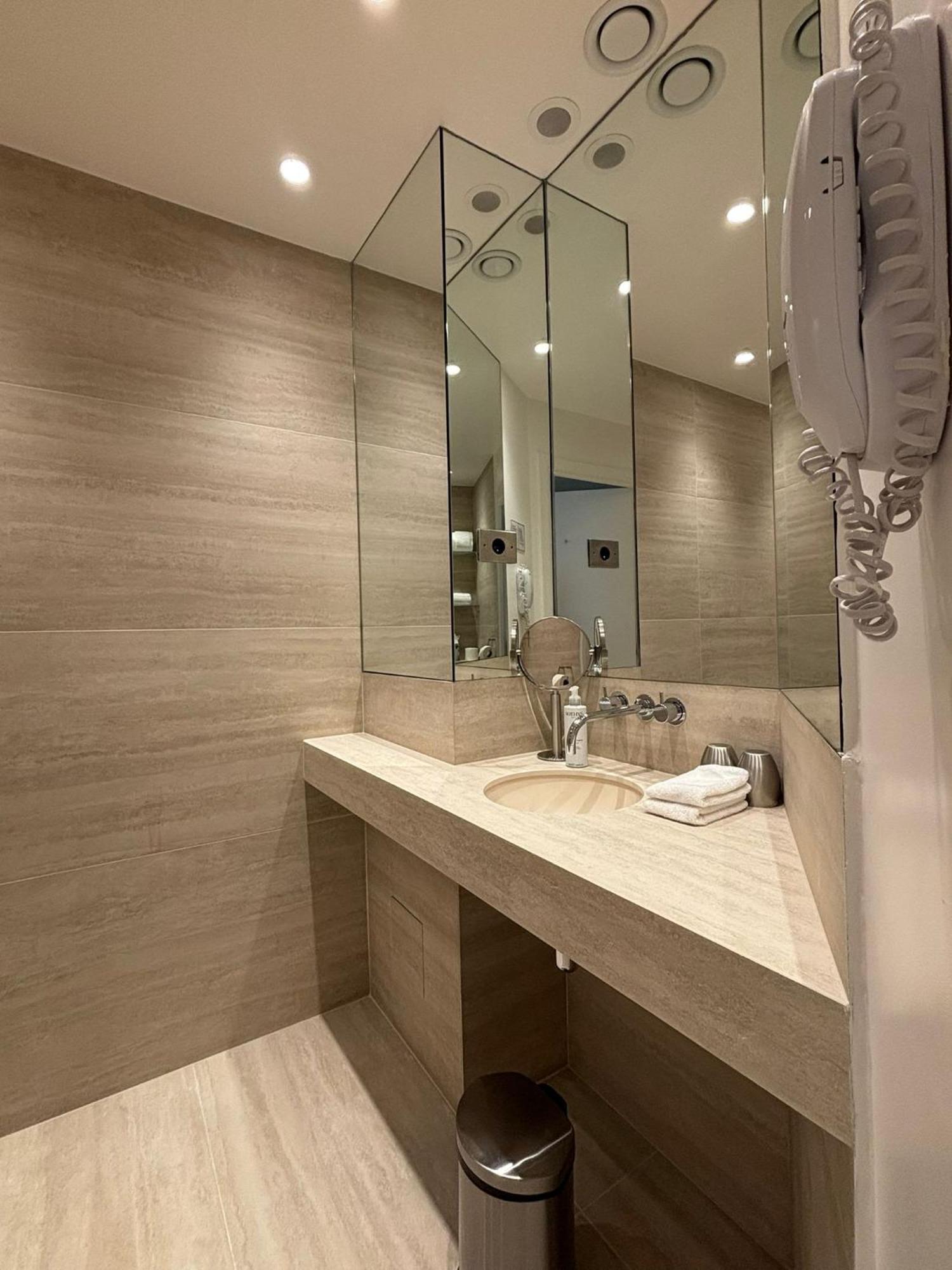 Le A - Champs-elysees Hotel 4*